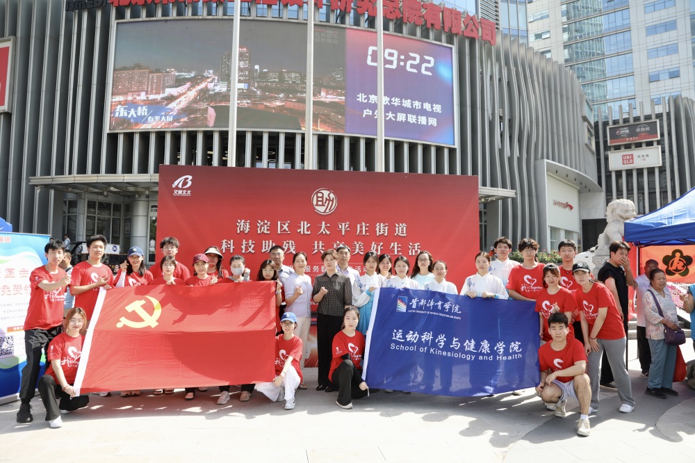 4c40781e93ba4e0ebfe7a21bd7e96f63.jpg 合影党旗.jpg